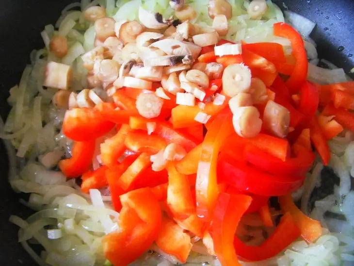 Печень,запечённая с овощами и грибами.: шаг 4