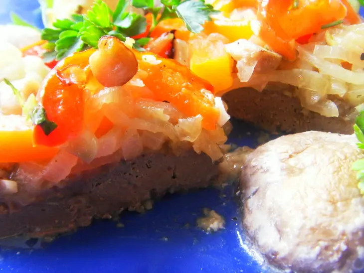 Печень,запечённая с овощами и грибами.: шаг 6