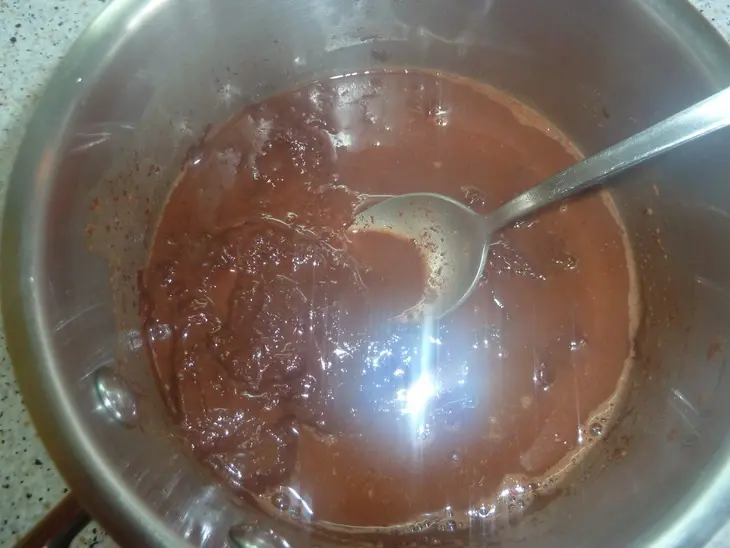 Домашний торт " шоко-груша" с консервированными грушами, шоколадом и орехами: шаг 10