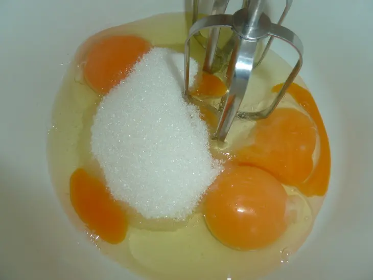 Домашний торт " шоко-груша" с консервированными грушами, шоколадом и орехами: шаг 11