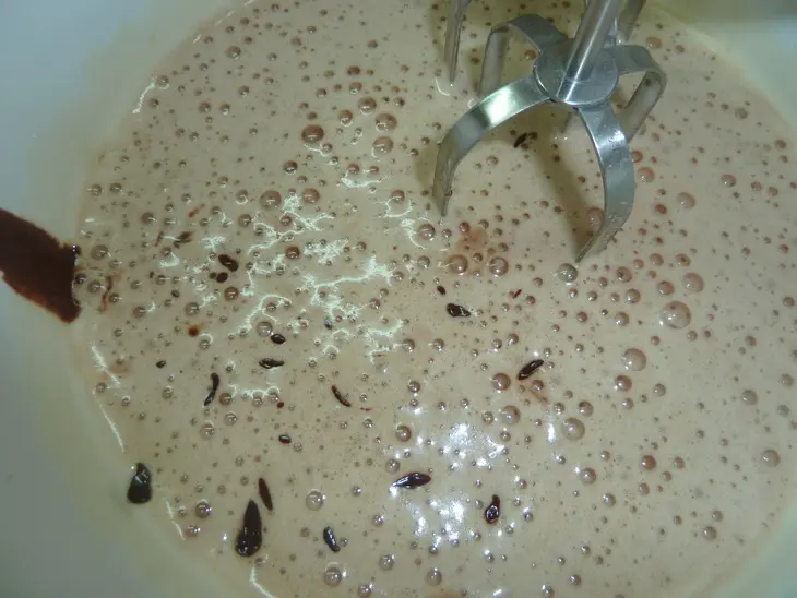 Домашний торт " шоко-груша" с консервированными грушами, шоколадом и орехами: шаг 12