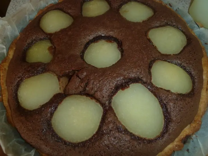 Домашний торт " шоко-груша" с консервированными грушами, шоколадом и орехами: шаг 18