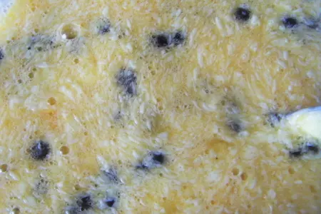 Маффины с шоколадом и творожным кремом с красной смородиной: шаг 5