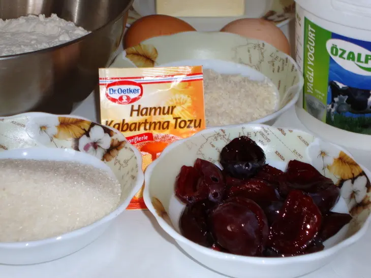 Пирог  с кокосовой стружкой и сливой: шаг 1