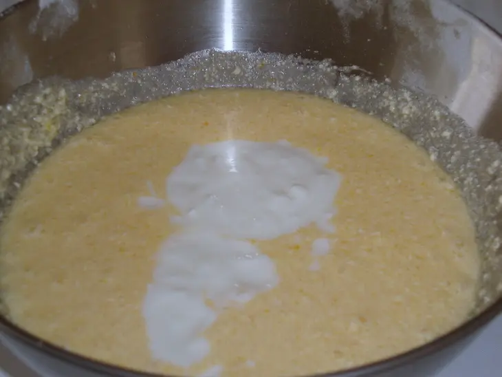 Пирог  с кокосовой стружкой и сливой: шаг 2