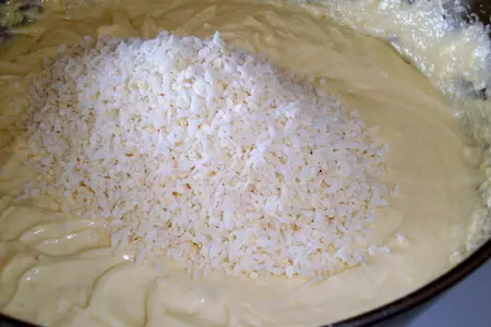 Пирог  с кокосовой стружкой и сливой: шаг 3