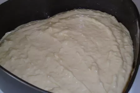 Пирог  с кокосовой стружкой и сливой: шаг 4