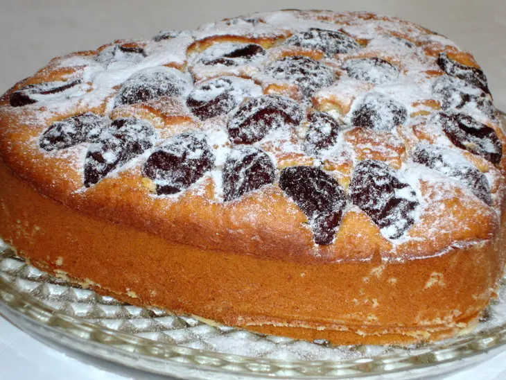 Пирог  с кокосовой стружкой и сливой: шаг 6