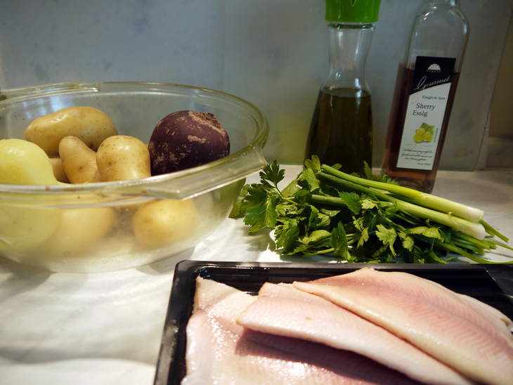 Теплый картофельный салат со свеклой и форелью горячего копчения: шаг 1