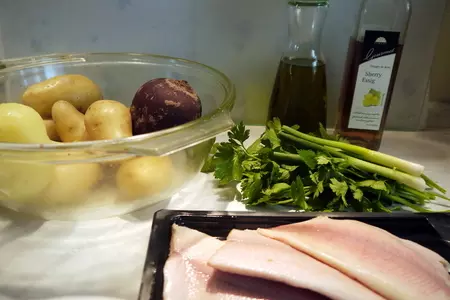 Теплый картофельный салат со свеклой и форелью горячего копчения: шаг 1