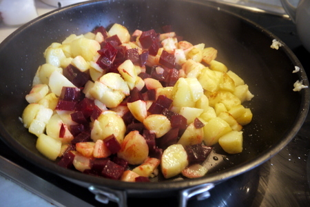 Теплый картофельный салат со свеклой и форелью горячего копчения: шаг 3