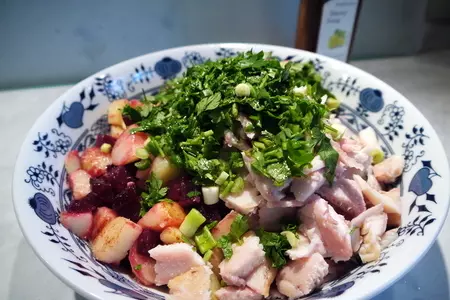 Теплый картофельный салат со свеклой и форелью горячего копчения: шаг 4