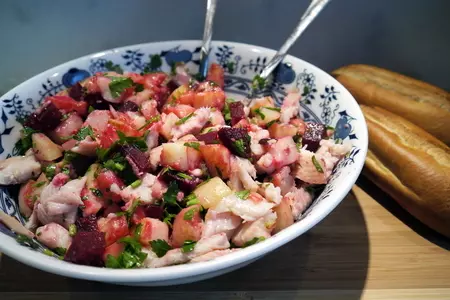 Теплый картофельный салат со свеклой и форелью горячего копчения: шаг 5