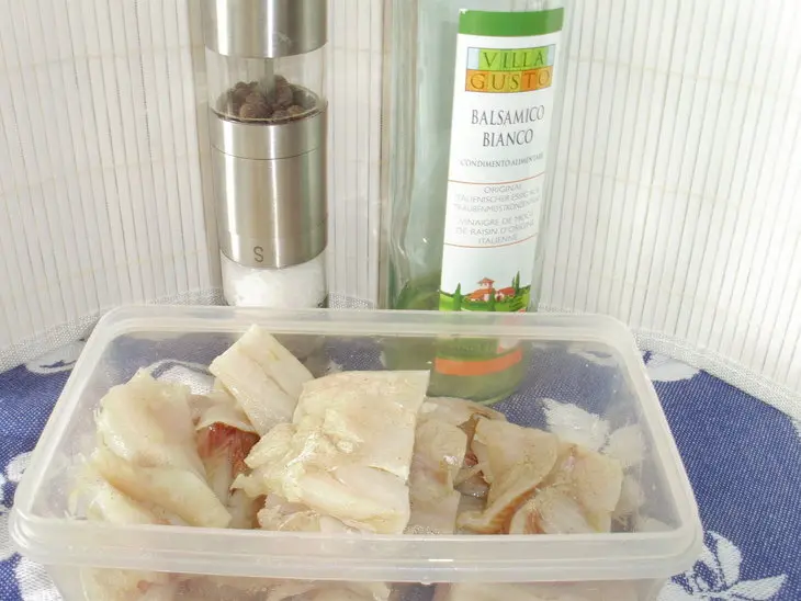 Рыбка, тушенная в пиве, с лимоном и изюмом (в свч): шаг 1