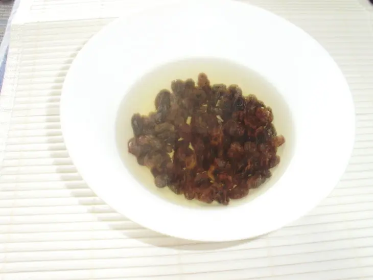 Рыбка, тушенная в пиве, с лимоном и изюмом (в свч): шаг 2