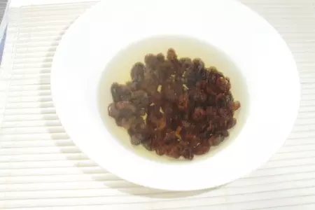 Рыбка, тушенная в пиве, с лимоном и изюмом (в свч): шаг 2