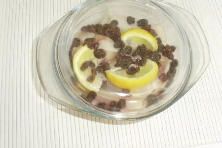 Рыбка, тушенная в пиве, с лимоном и изюмом (в свч): шаг 4