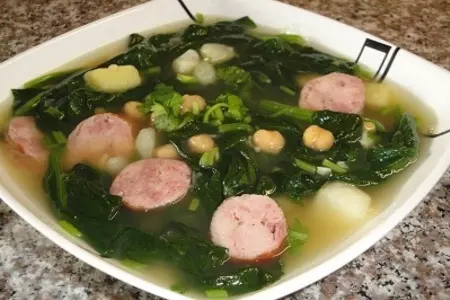 Нутовый суп с шпинатом и колбасками для гриля: шаг 7