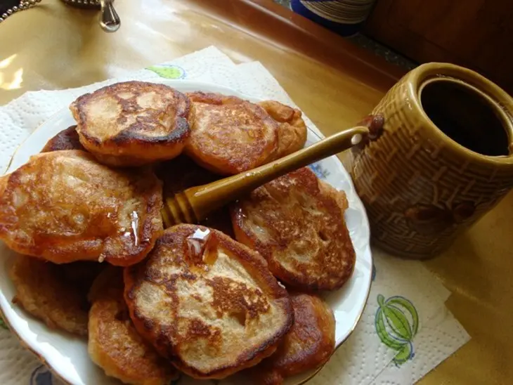 Постные яблочные оладушки / с клубникой: шаг 7