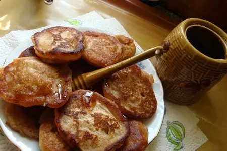 Постные яблочные оладушки / с клубникой: шаг 7