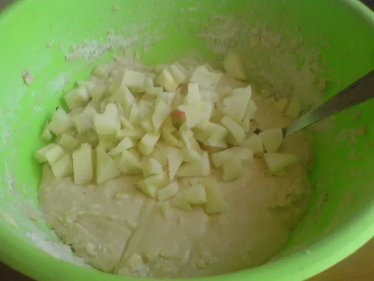 Яблочные маффины с начинкой из варёной сгущёнки: шаг 4