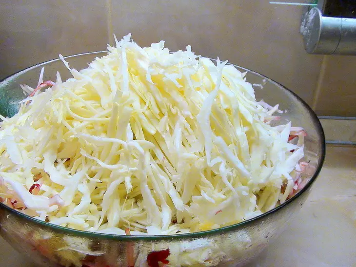 Быстро маринованная капуста со свеклой, морковкой и сладким перцем: шаг 1