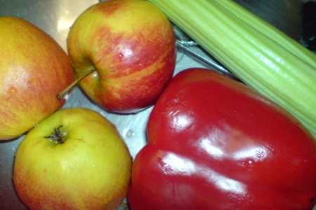 Маринованный красный перец с яблоками и стеблями сельдерея: шаг 1
