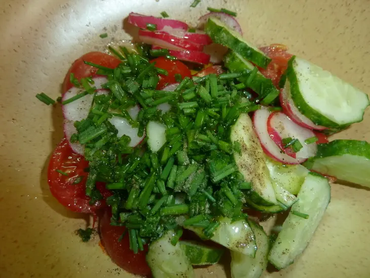Салат с подкопченой форелью, овощами, кунжутом и пармезановыми чипсами: шаг 3