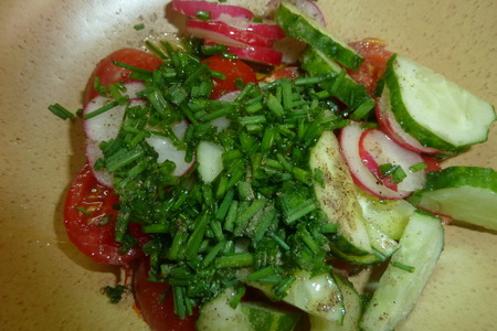 Салат с подкопченой форелью, овощами, кунжутом и пармезановыми чипсами: шаг 3