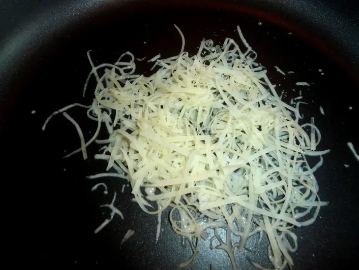 Салат с подкопченой форелью, овощами, кунжутом и пармезановыми чипсами: шаг 4