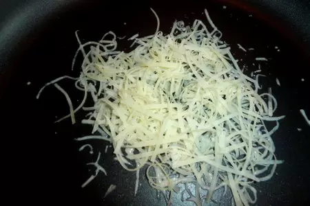 Салат с подкопченой форелью, овощами, кунжутом и пармезановыми чипсами: шаг 4