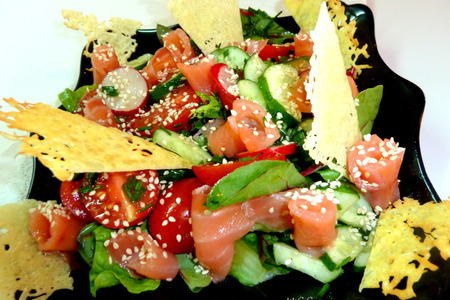 Салат с подкопченой форелью, овощами, кунжутом и пармезановыми чипсами: шаг 6