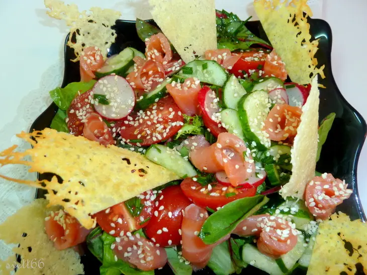 Салат с подкопченой форелью, овощами, кунжутом и пармезановыми чипсами: шаг 9