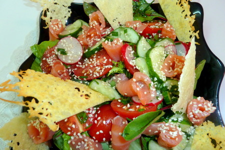 Салат с подкопченой форелью, овощами, кунжутом и пармезановыми чипсами: шаг 9