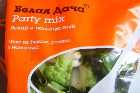 Салат  с гранатом, грушей и фундуком: шаг 2