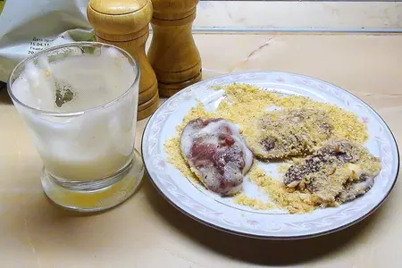Тёплый салат с романо, куриной печенью в кляре и малиновым соусом. для венерочки и для вас: шаг 4