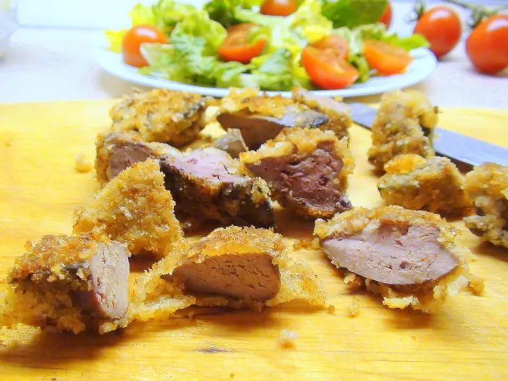 Тёплый салат с романо, куриной печенью в кляре и малиновым соусом. для венерочки и для вас: шаг 6