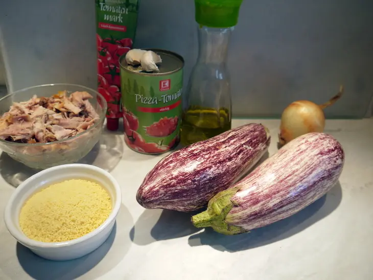 Баклажановые лодочки с кус-кусом и курицей, запеченные в томатном соусе: шаг 1