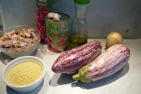Баклажановые лодочки с кус-кусом и курицей, запеченные в томатном соусе: шаг 1