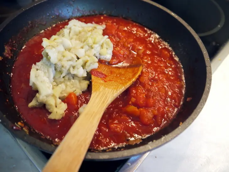 Баклажановые лодочки с кус-кусом и курицей, запеченные в томатном соусе: шаг 4
