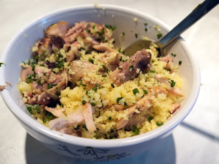 Баклажановые лодочки с кус-кусом и курицей, запеченные в томатном соусе: шаг 5