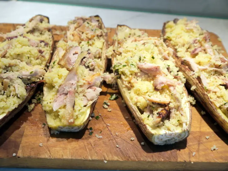 Баклажановые лодочки с кус-кусом и курицей, запеченные в томатном соусе: шаг 6