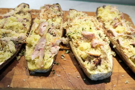 Баклажановые лодочки с кус-кусом и курицей, запеченные в томатном соусе: шаг 6