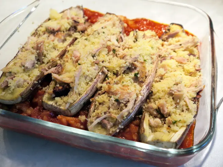 Баклажановые лодочки с кус-кусом и курицей, запеченные в томатном соусе: шаг 7