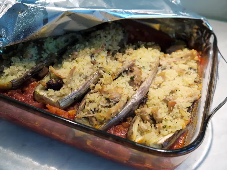 Баклажановые лодочки с кус-кусом и курицей, запеченные в томатном соусе: шаг 8