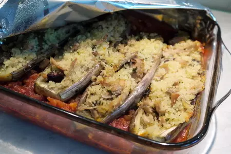 Баклажановые лодочки с кус-кусом и курицей, запеченные в томатном соусе: шаг 8