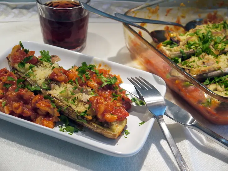 Баклажановые лодочки с кус-кусом и курицей, запеченные в томатном соусе: шаг 9