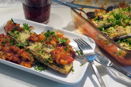 Баклажановые лодочки с кус-кусом и курицей, запеченные в томатном соусе: шаг 9