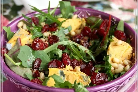 Салат с руколой,мангольдом,голубым сыром и кедровыми орешками: шаг 1