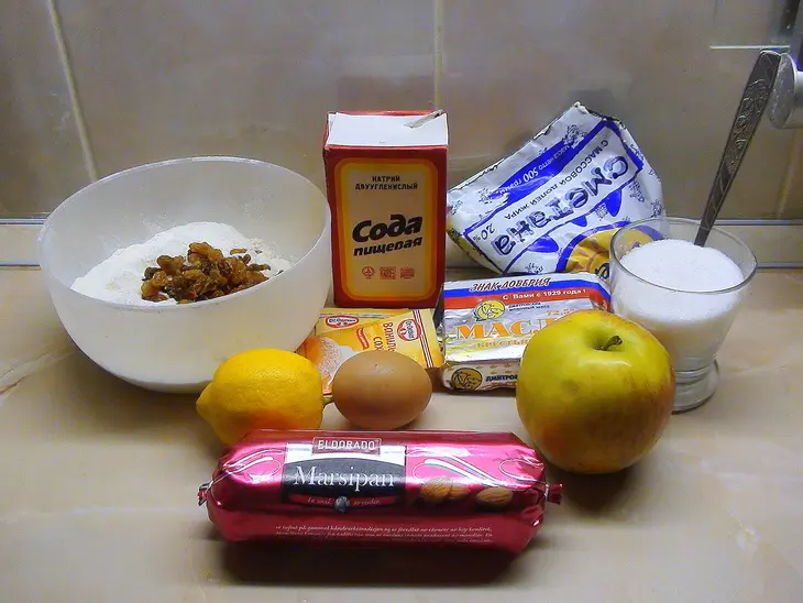 До невозможности вкусные пирожные с марципаном, изюмом и яблоками!: шаг 1